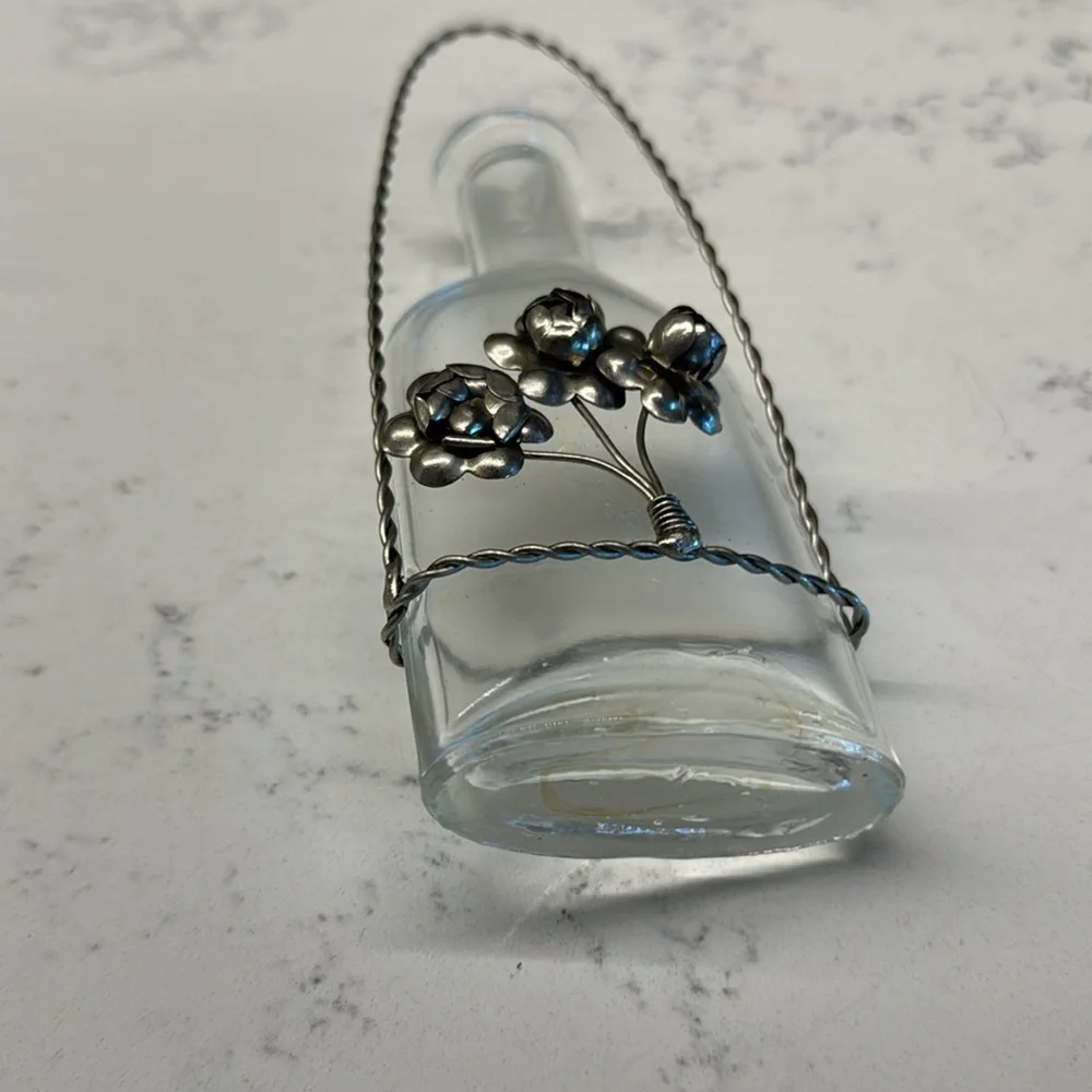 Small glass bottle vase with applied silver toned wire and flowers, Glas…